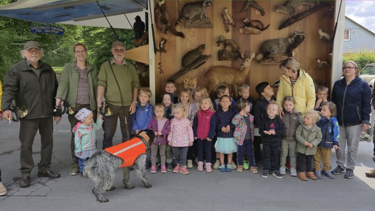 Jäger besuchen Kindergarten Bördeöhrchen 